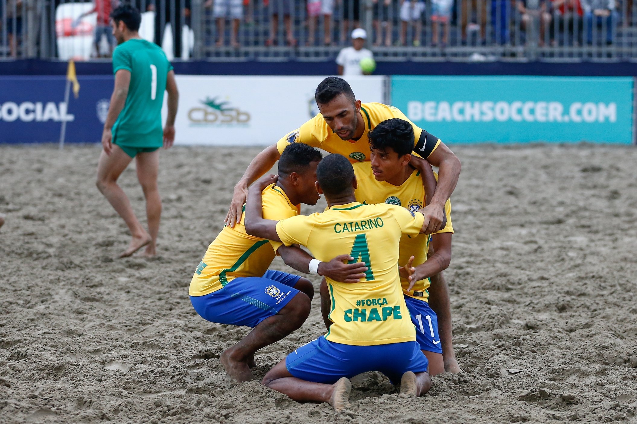 Bruno Xavier marca quatro, Brasil vence Chile e enfrenta Uruguai em clima de decisão