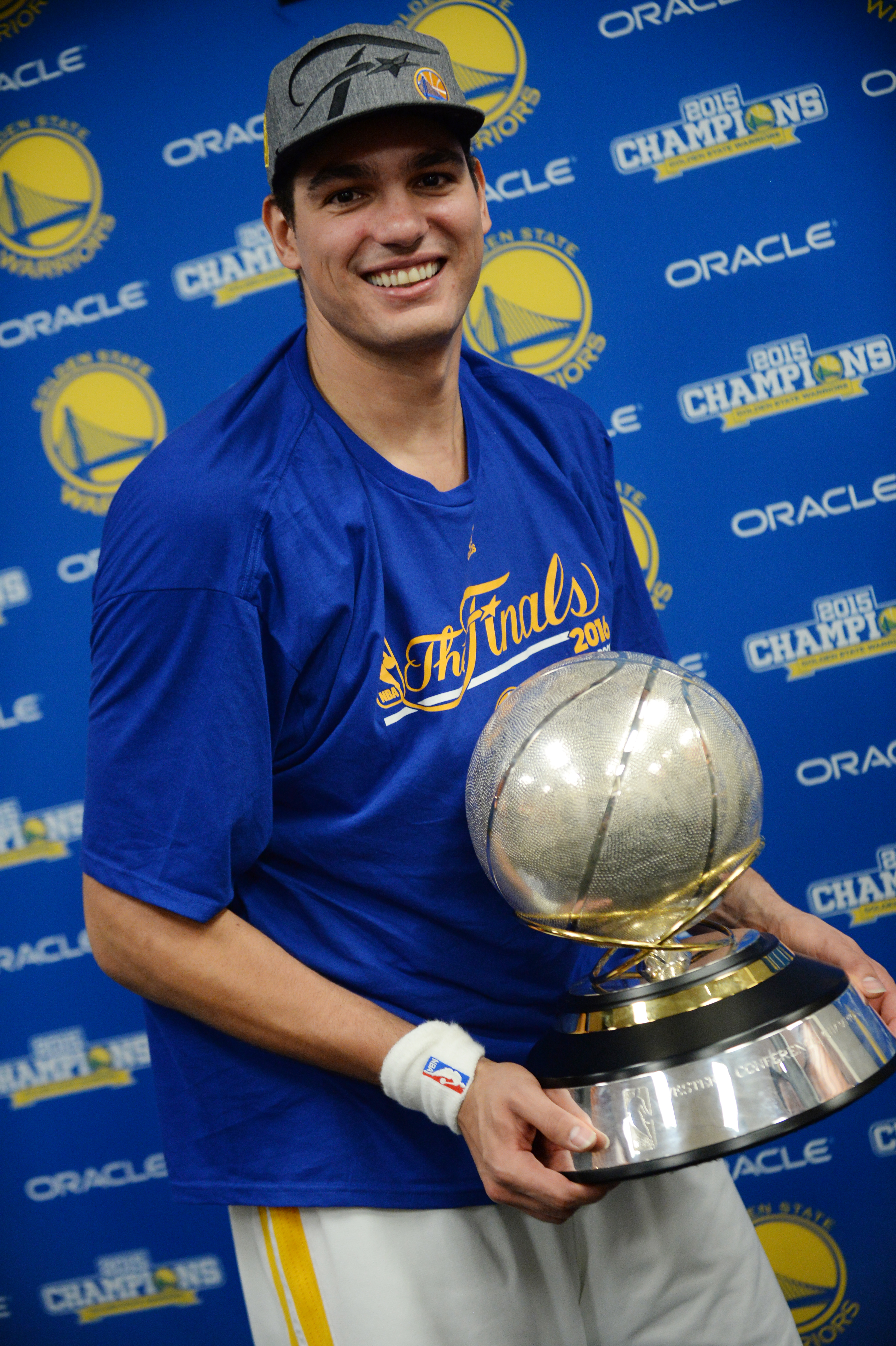 Golden State Warriors oferece anel e Anderson Varejão é o terceiro brasileiro campeão da NBA