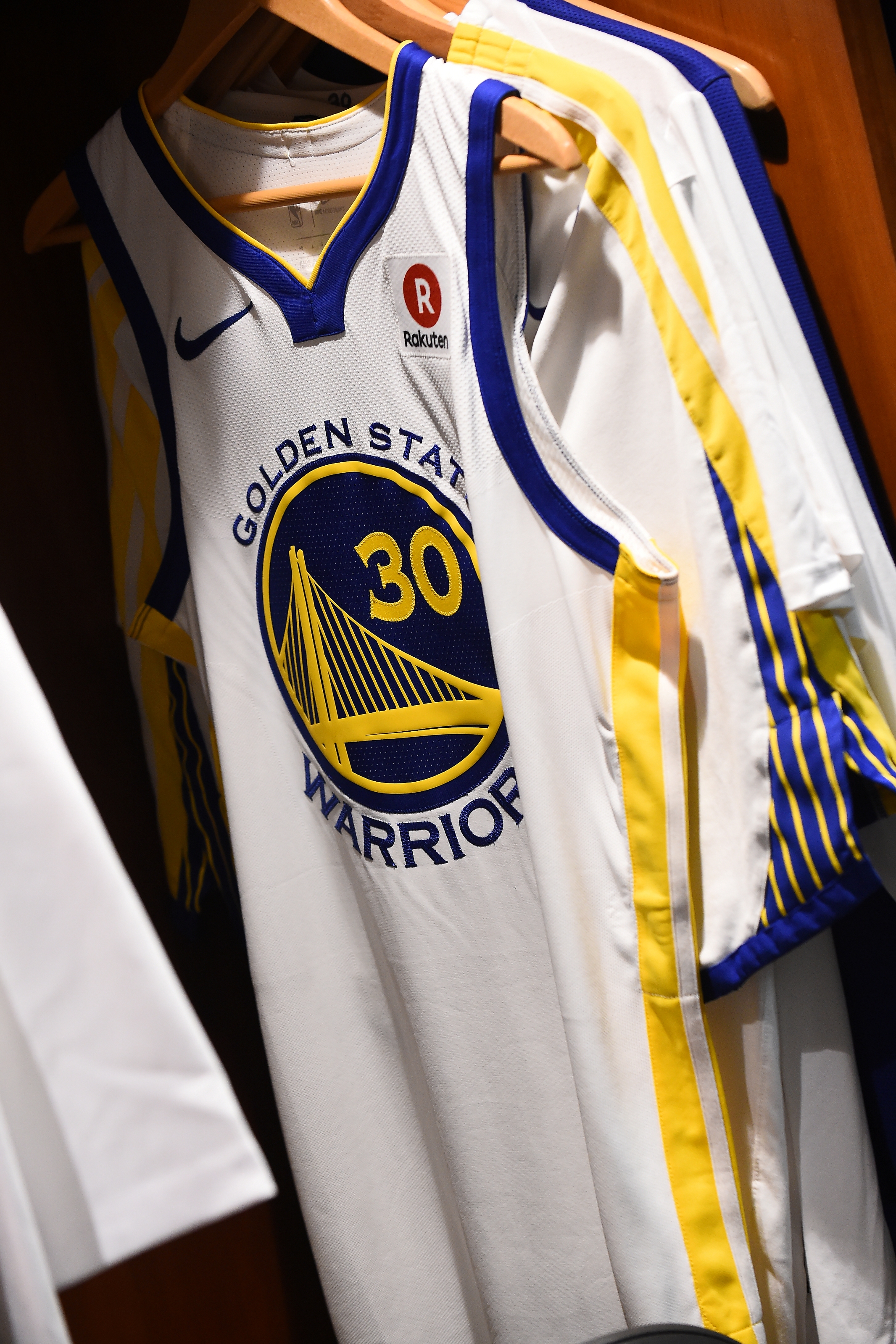 Stephen Curry e Warriors seguem na liderança de vendas de camisas e produtos licenciados NBA
