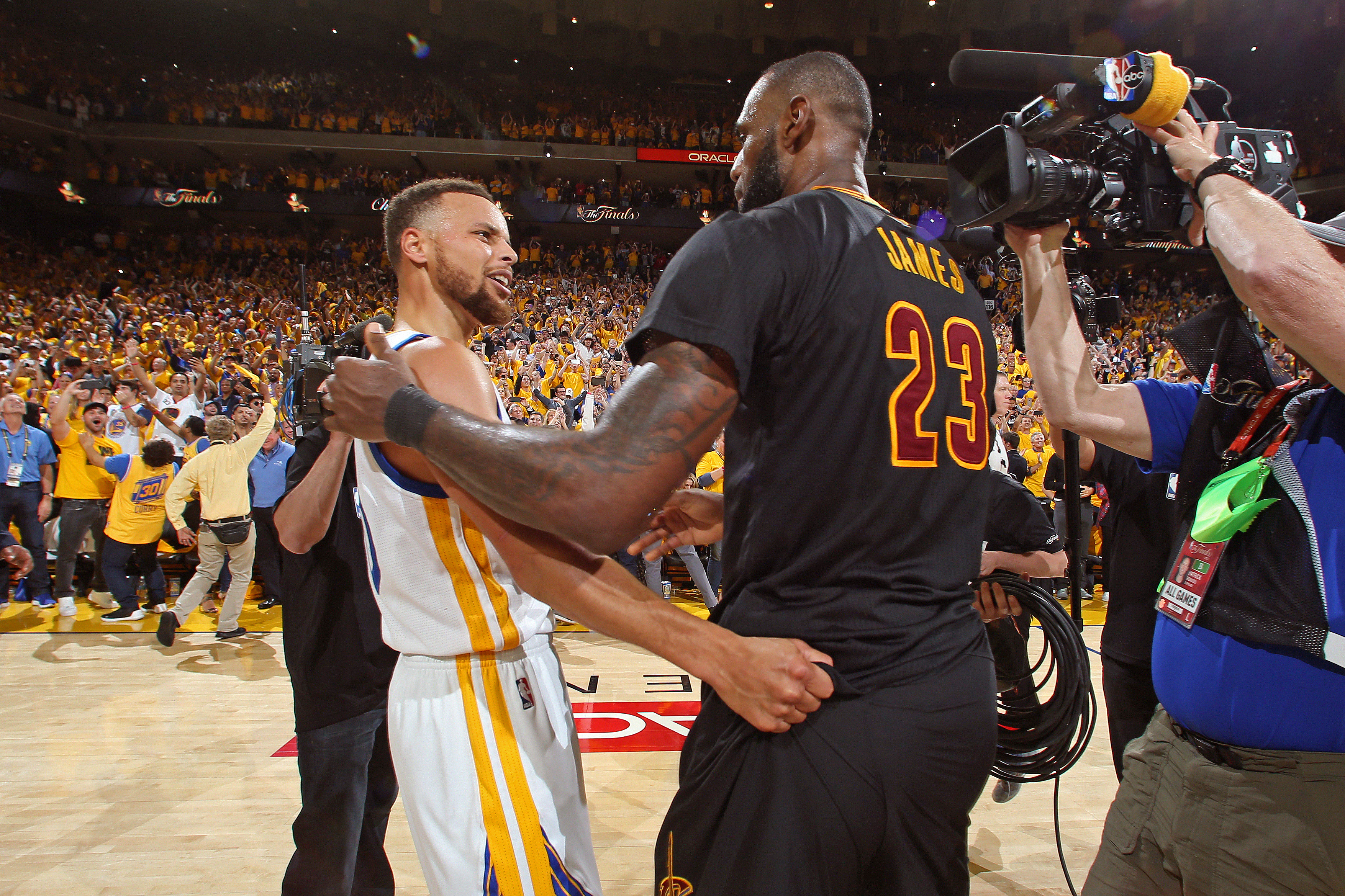 Curry e Warriors lideram vendas nos EUA. LeBron e Cavaliers no topo do ranking no Brasil