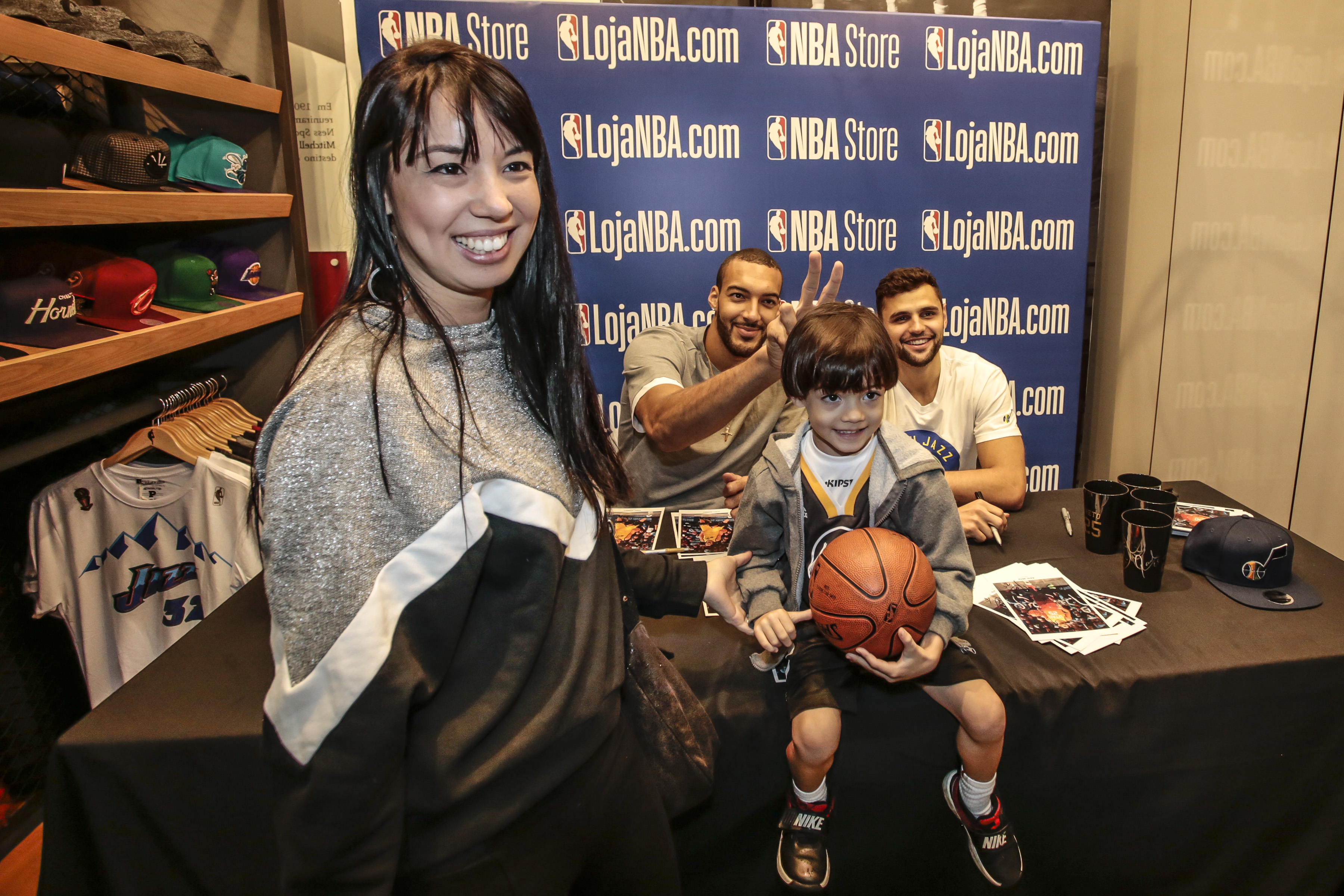 Sessão de autógrafos de Raulzinho e Rudy Gobert na NBA Store Galeria do Rock