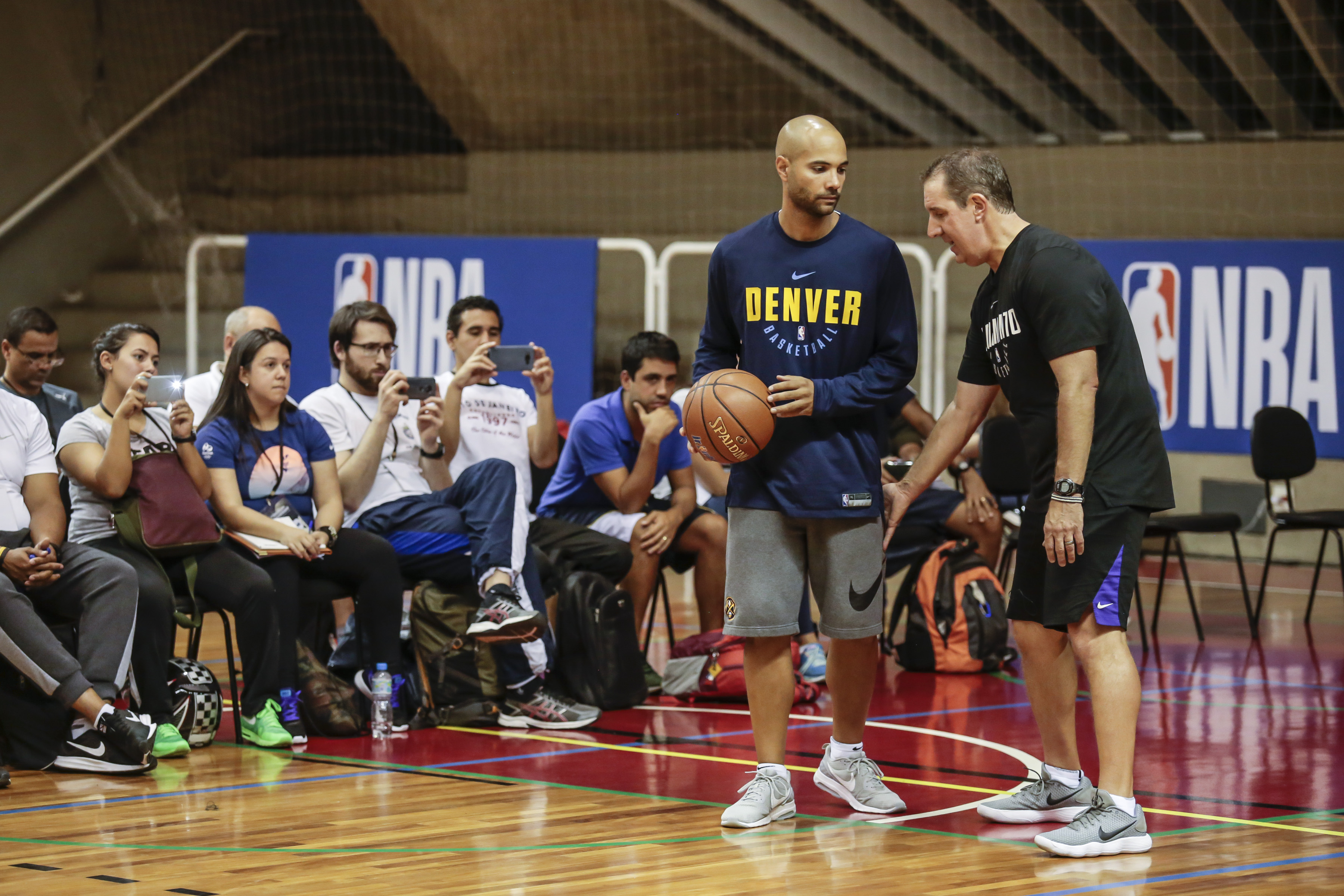 Bryan Gates e Jordi Fernández, da NBA, aprovam experiência em clínica com técnicos brasileiros