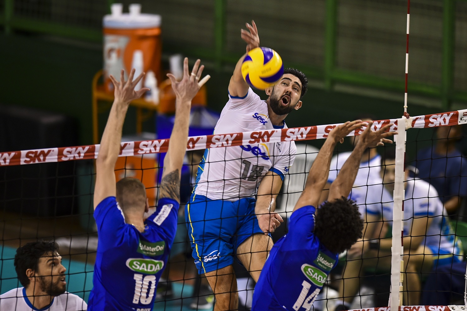 Em Contagem, SESC RJ perde para Sada Cruzeiro Vôlei por 3 a 1, mas segue na liderança