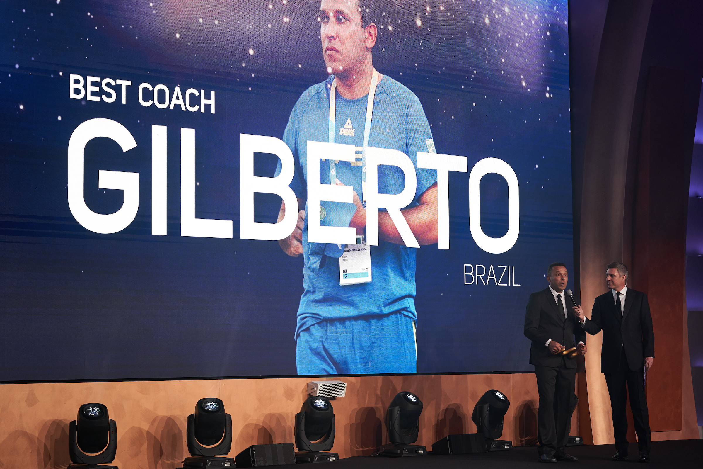 Gilberto Costa é eleito ‘Melhor Técnico do Mundo’ pela terceira vez e homenageia ‘Maestro’ Júnior