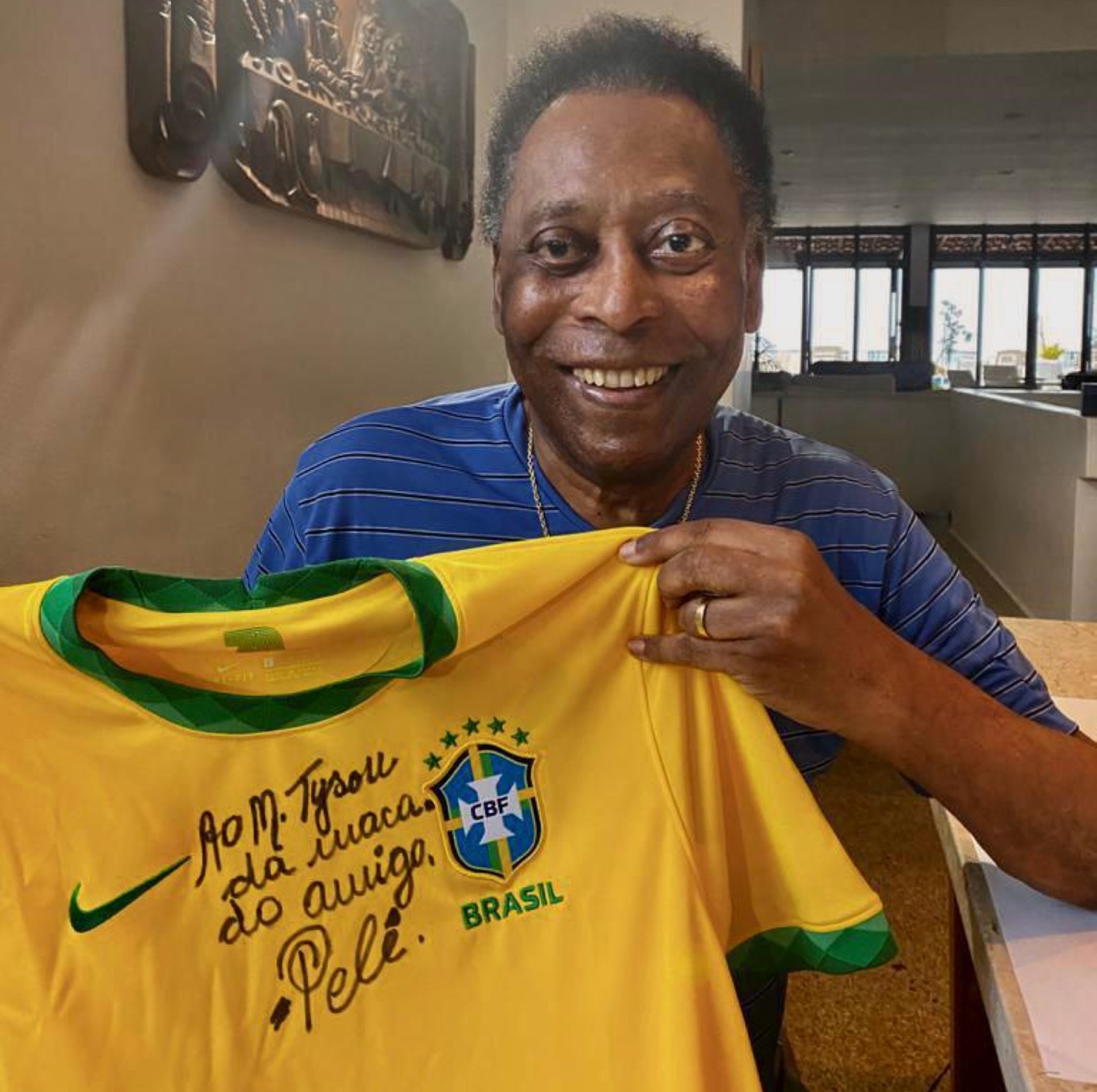 Maracanã, Museu da Pelada e Memorabília do Esporte promovem leilão de camisa oficial autografada por Pelé em prol de 'Mike Tyson'