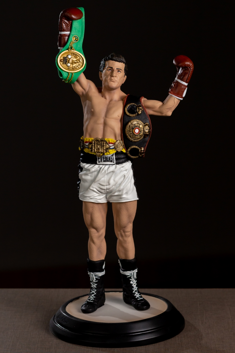 Memorabília do Esporte lança série inédita e limitada de estátuas do tricampeão mundial de boxe Eder Jofre