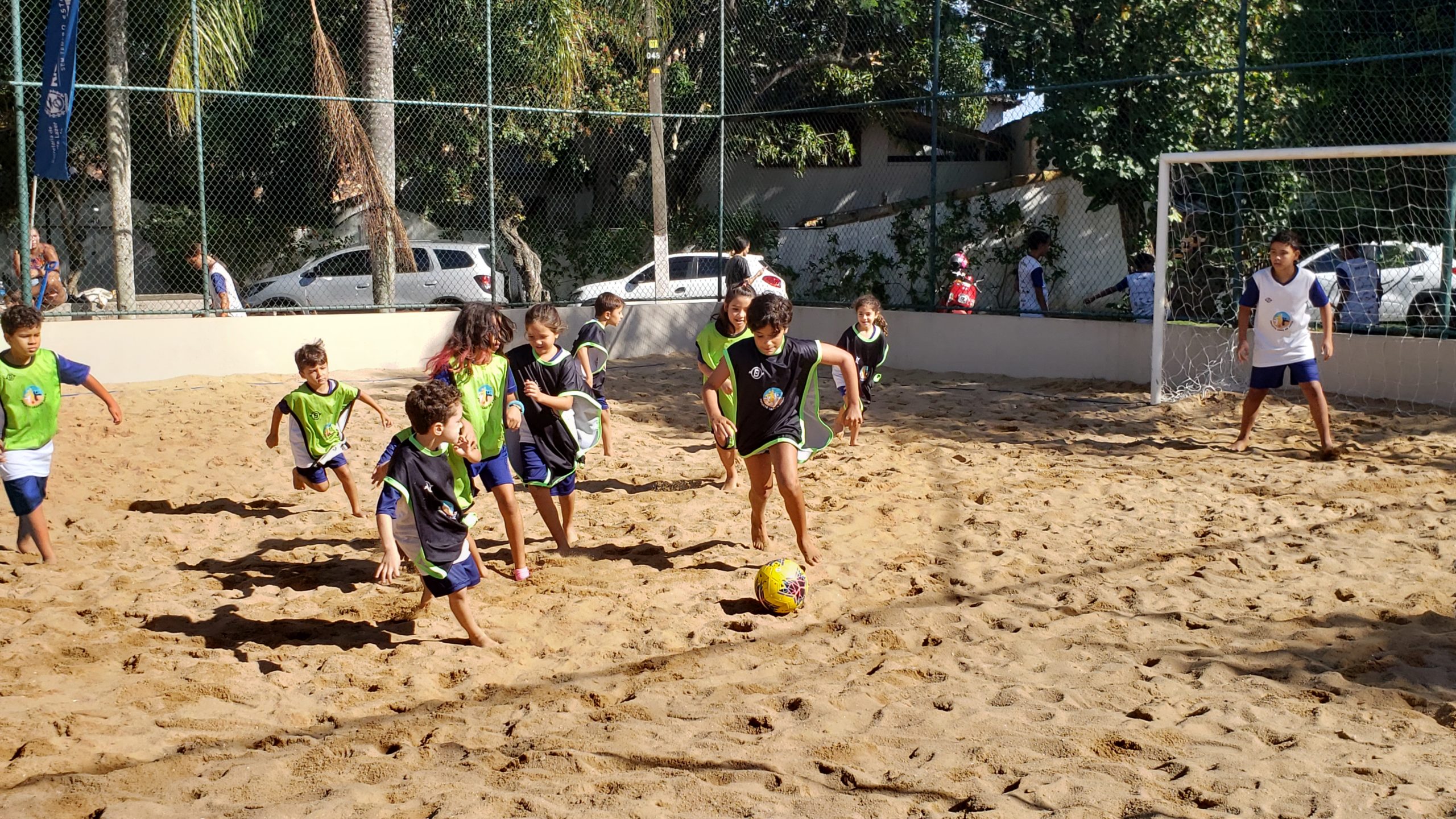 Páscoa do Grão de Areia foi de futebol e distribuição de chocolates para as crianças do núcleo Búzios