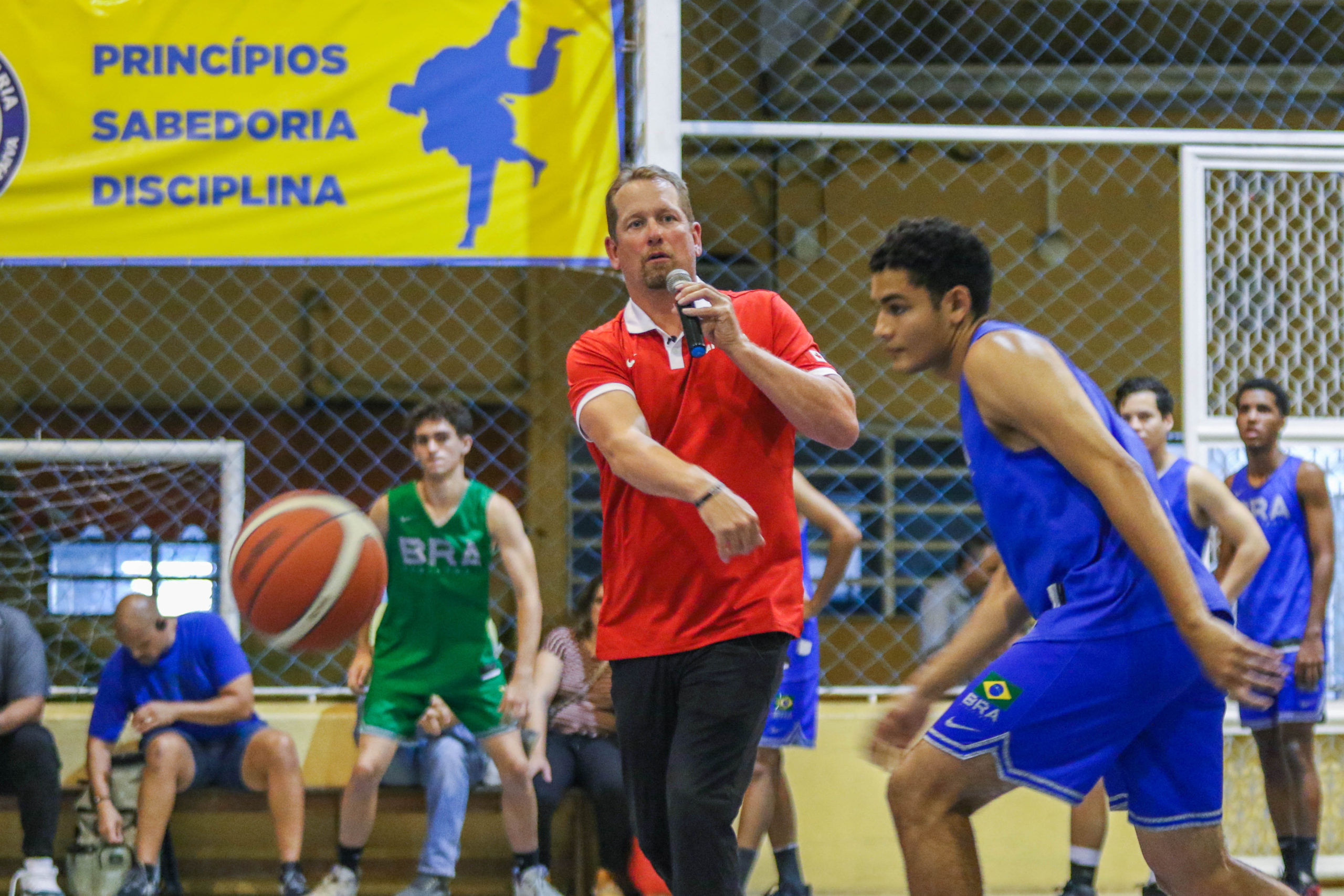 Em clínica no Recife, Nick Nurse, técnico campeão da NBA, destaca paixão do brasileiro pelo basquete