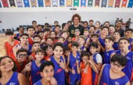 Anderson Varejão faz a alegria da garotada do NBA Basketball School em clínica na NBA Store Arena, no Rio de Janeiro