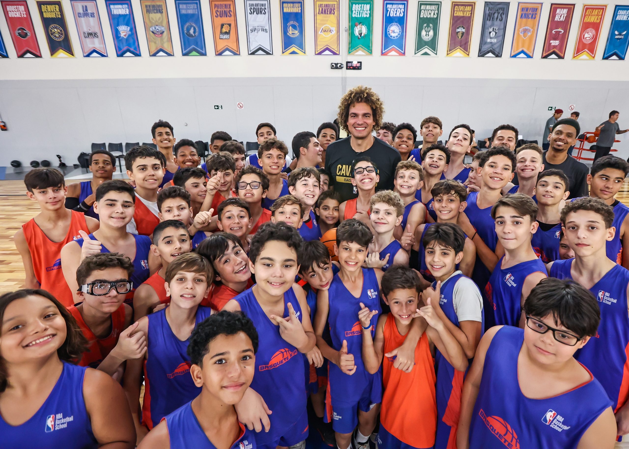 Anderson Varejão faz a alegria da garotada do NBA Basketball School em clínica na NBA Store Arena, no Rio de Janeiro