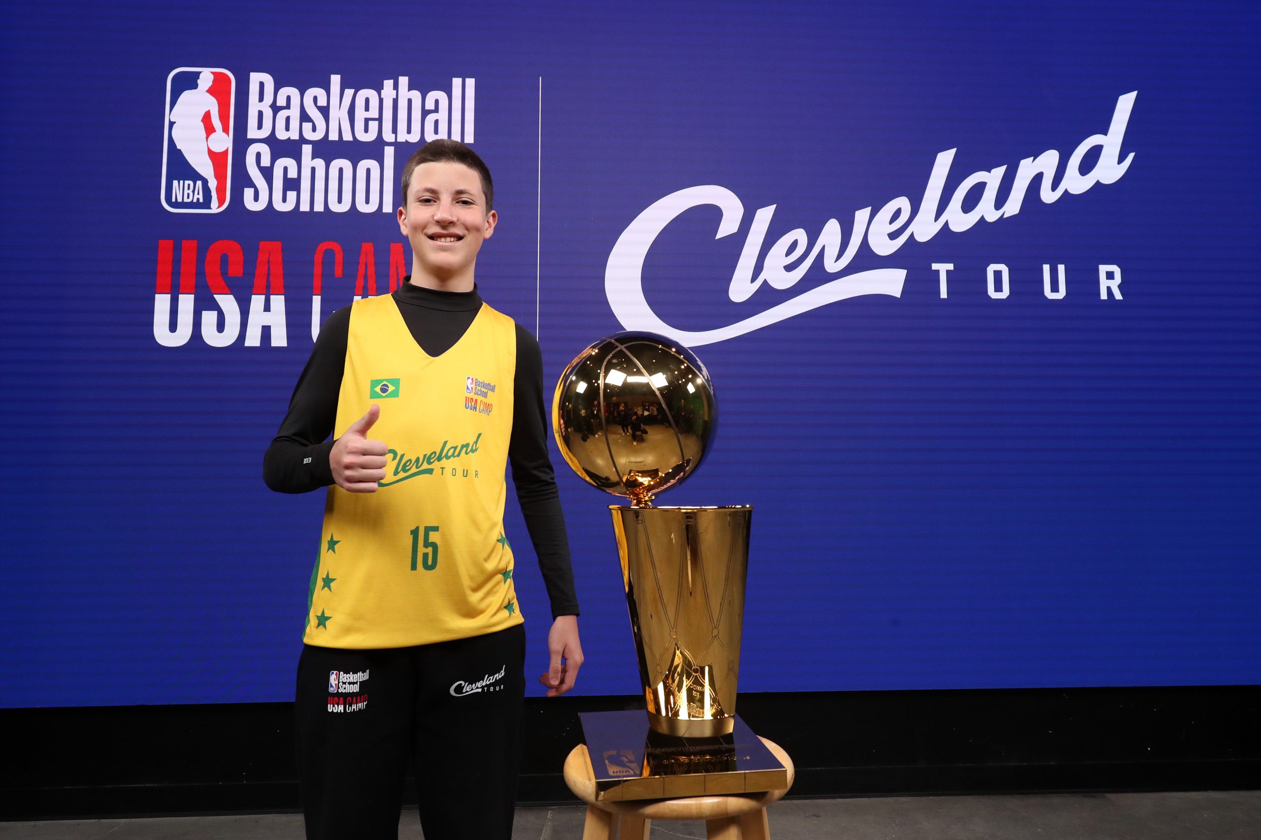 Em Cleveland, brasileiros fazem 'treino de luxo', posam com troféu de campeão e vão a jogo de hóquei