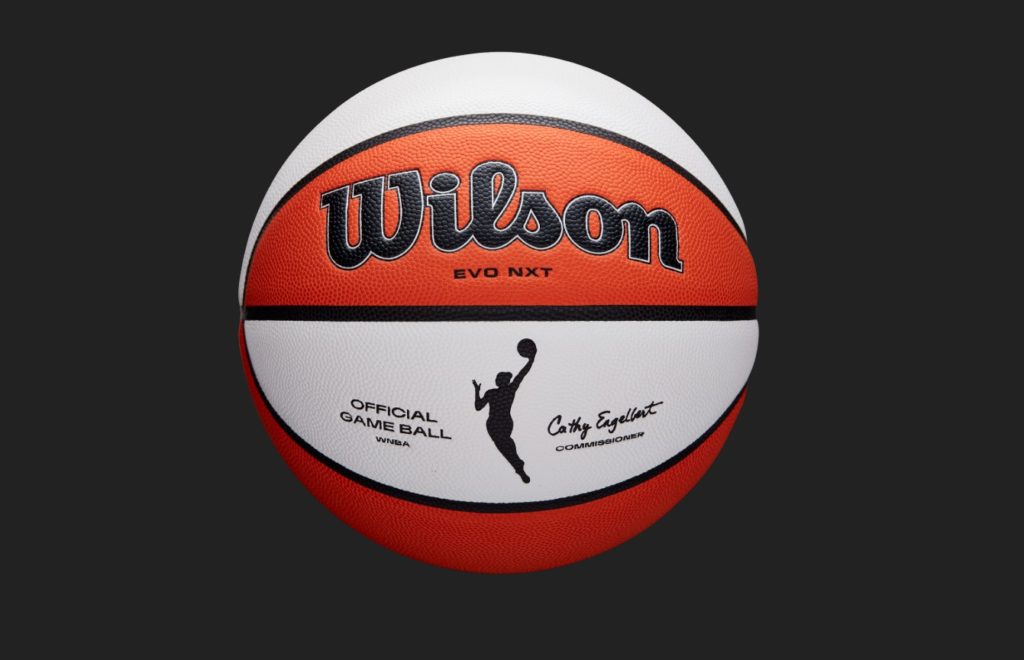 Wilson 🇧🇷 on X: A nova garota da quadra. 👀 A Wilson tem a honra de ser  a Bola Oficial da 25ª temporada da @WNBA e muito mais! 🙌 #WilsonBasketball  🧡🏀  /