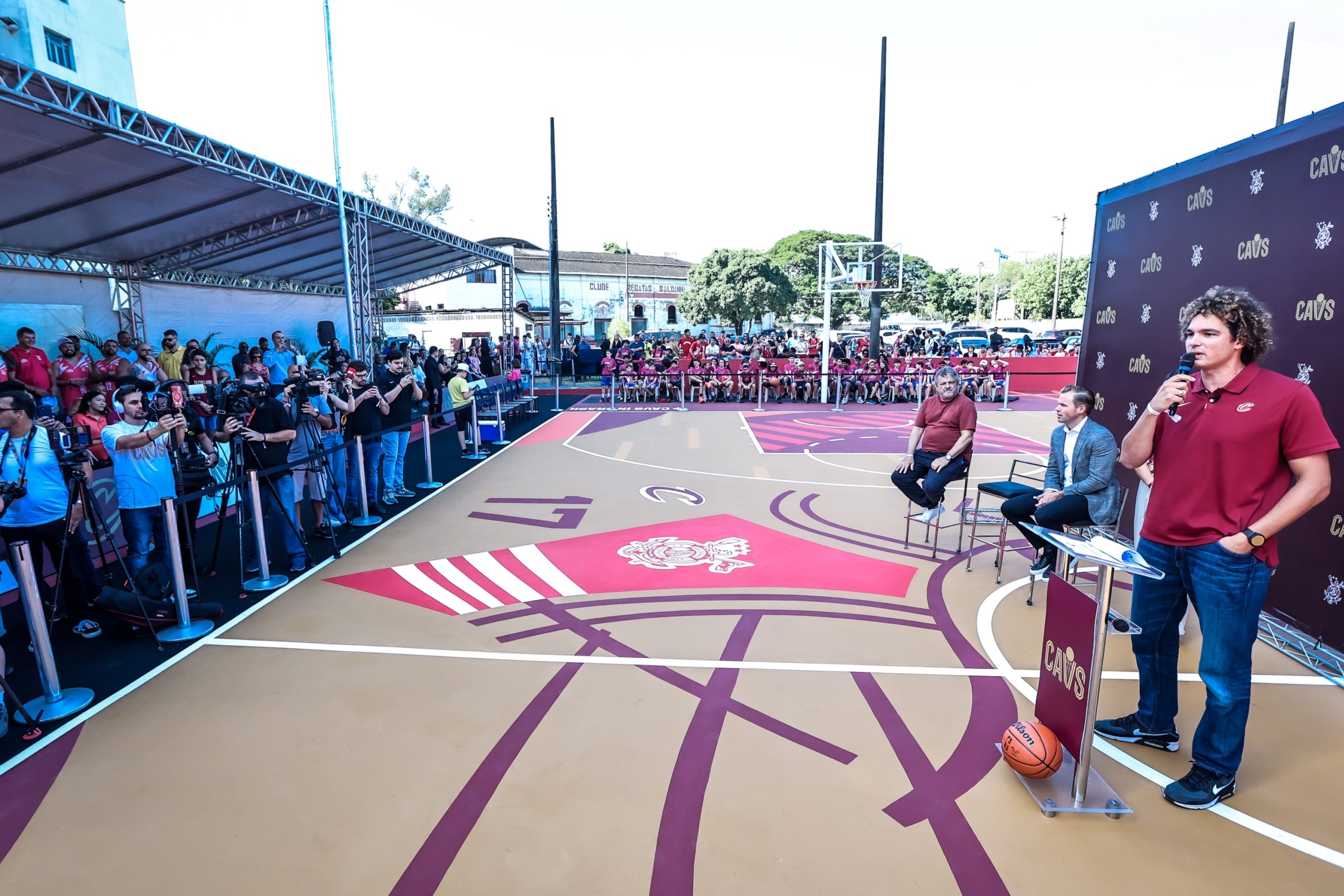 Na 'casa’ de Varejão, Cleveland Cavaliers entrega duas novas quadras de basquete ao centenário Saldanha da Gama