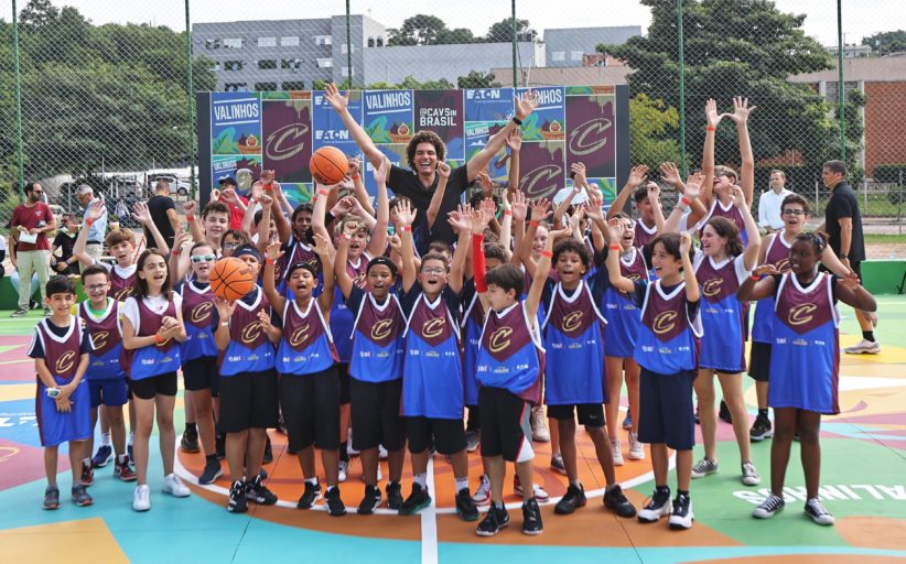 Cleveland Cavaliers volta ao Brasil e, em parceria com Eaton, entrega quadra de basquete reformada no Parque Bruno Nardini, em Valinhos