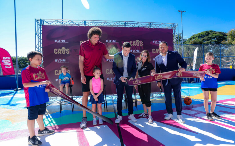 Cleveland Cavaliers e Eaton entregam quadra reformada e promovem clínicas de basquete no 'Zerão', em Mogi Mirim
