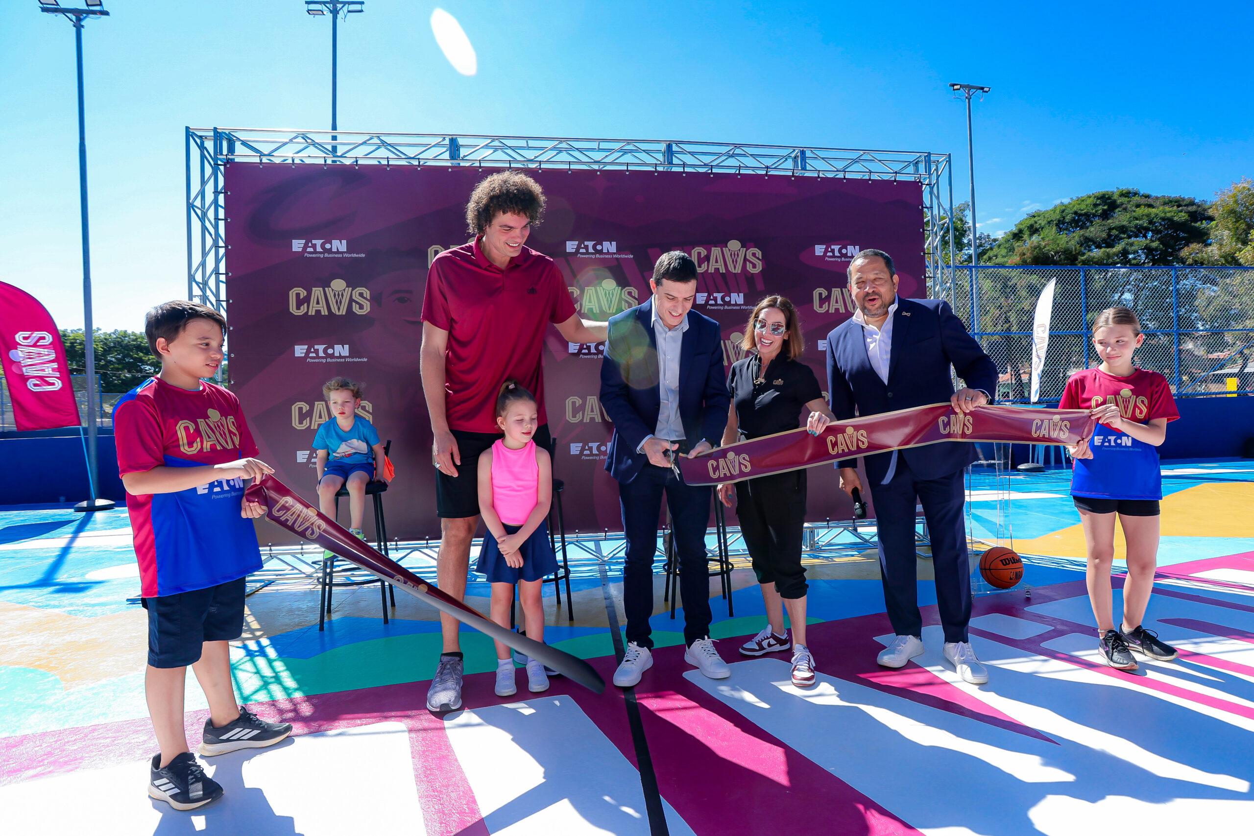 Cleveland Cavaliers e Eaton entregam quadra reformada e promovem clínicas de basquete no 'Zerão', em Mogi Mirim